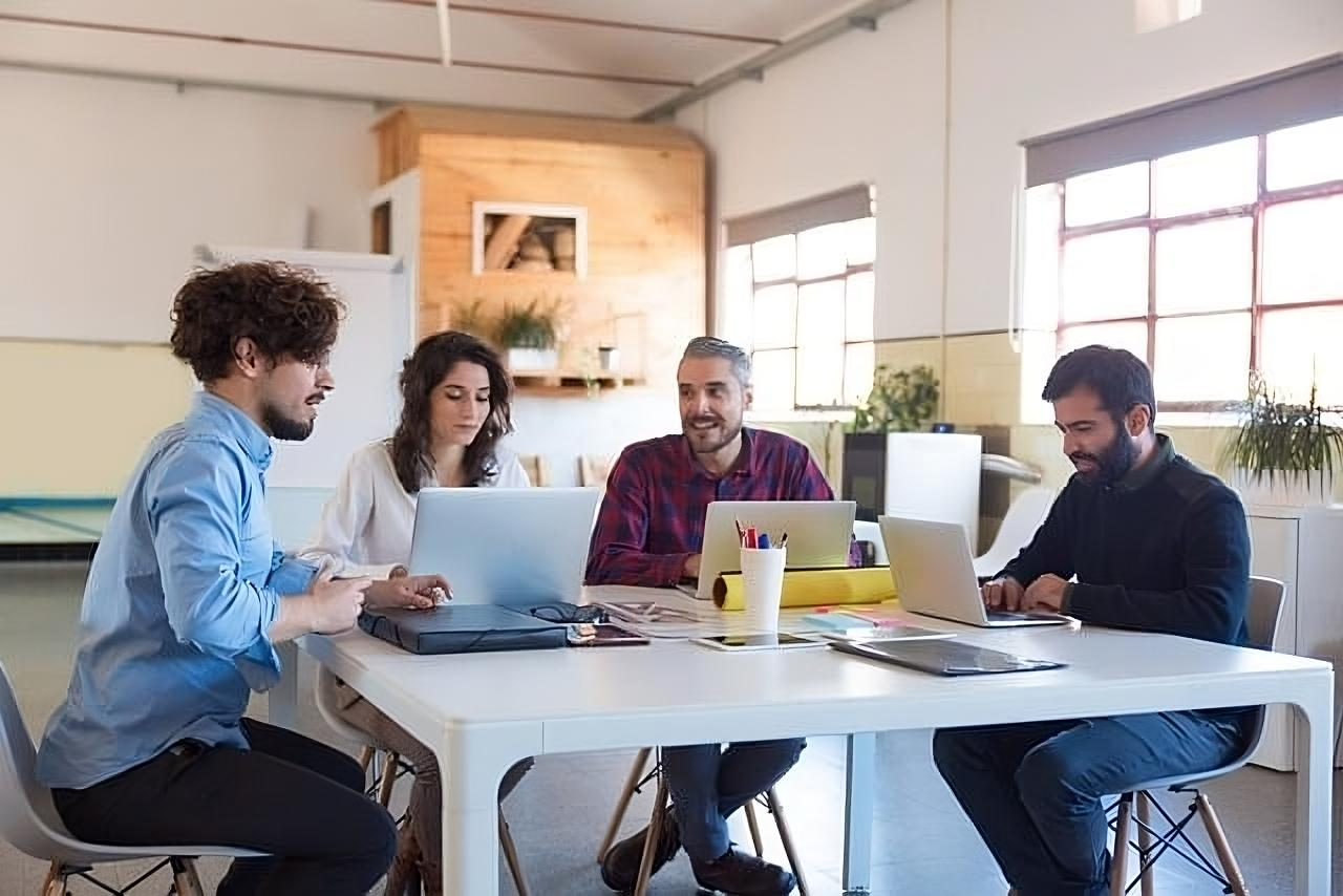 Humanidad, se muesta una mesa de reuniones donde se ve un ambiente de simpatía